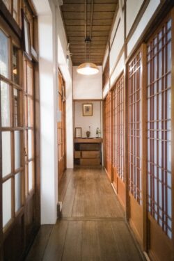 勝利文旅日式民宿木格窗廊道空間攝影